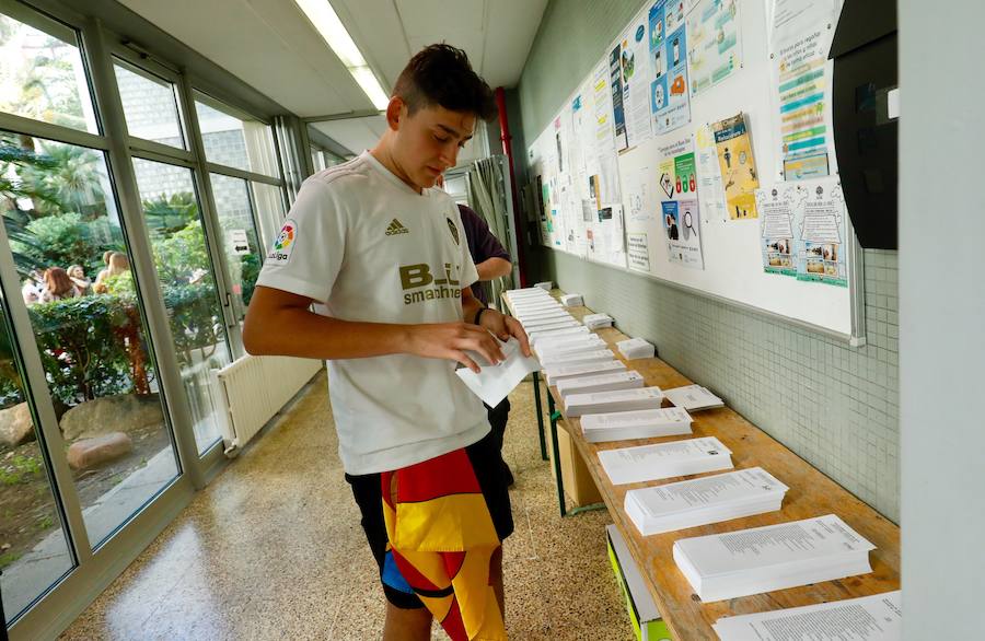 Fotos: Los políticos valencianos acuden a votar el 26-M