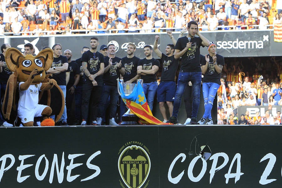 Así ha sido la llegada del avión al aeropuerto de Valencia y el recorrido del autobús descapotable hacia Mestalla con los jugadores y la Copa del Rey