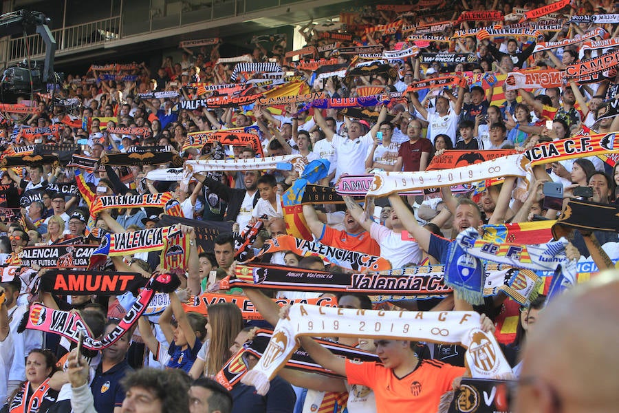 Así ha sido la llegada del avión al aeropuerto de Valencia y el recorrido del autobús descapotable hacia Mestalla con los jugadores y la Copa del Rey