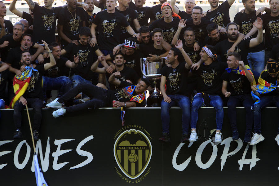 Así ha sido la llegada del avión al aeropuerto de Valencia y el recorrido del autobús descapotable hacia Mestalla con los jugadores y la Copa del Rey