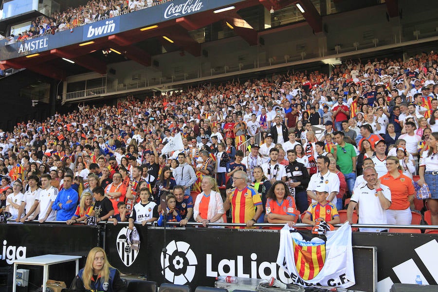 Así ha sido la llegada del avión al aeropuerto de Valencia y el recorrido del autobús descapotable hacia Mestalla con los jugadores y la Copa del Rey