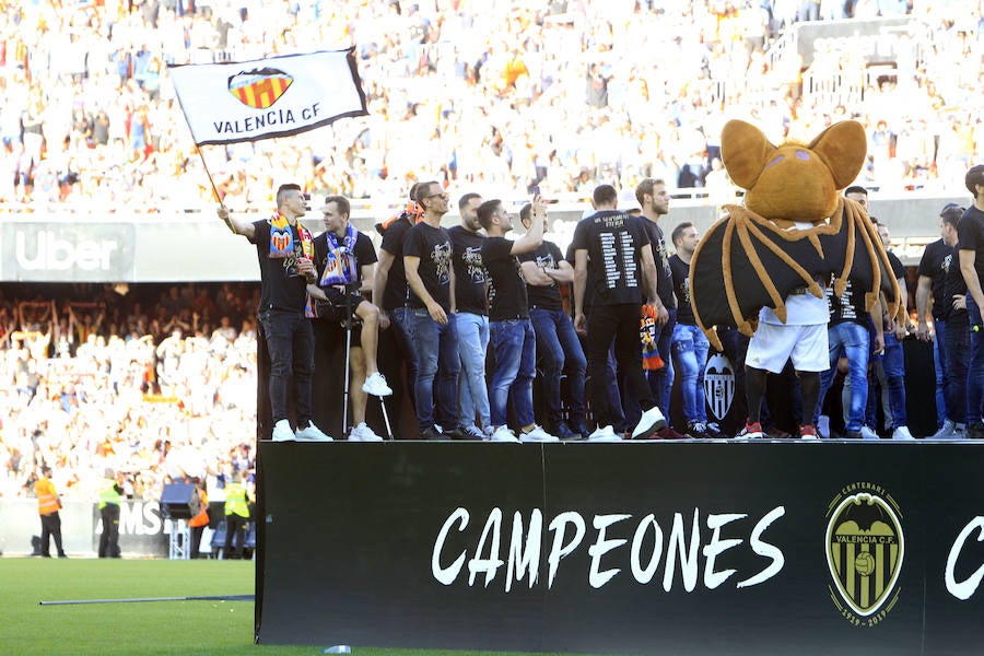 Así ha sido la llegada del avión al aeropuerto de Valencia y el recorrido del autobús descapotable hacia Mestalla con los jugadores y la Copa del Rey