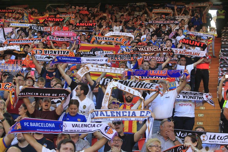 Así ha sido la llegada del avión al aeropuerto de Valencia y el recorrido del autobús descapotable hacia Mestalla con los jugadores y la Copa del Rey