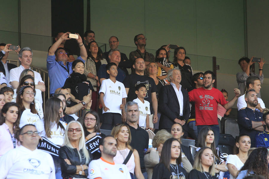 Así ha sido la llegada del avión al aeropuerto de Valencia y el recorrido del autobús descapotable hacia Mestalla con los jugadores y la Copa del Rey