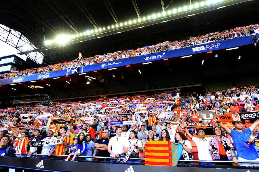 Así ha sido la llegada del avión al aeropuerto de Valencia y el recorrido del autobús descapotable hacia Mestalla con los jugadores y la Copa del Rey