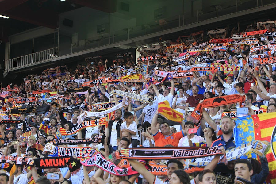 Así ha sido la llegada del avión al aeropuerto de Valencia y el recorrido del autobús descapotable hacia Mestalla con los jugadores y la Copa del Rey