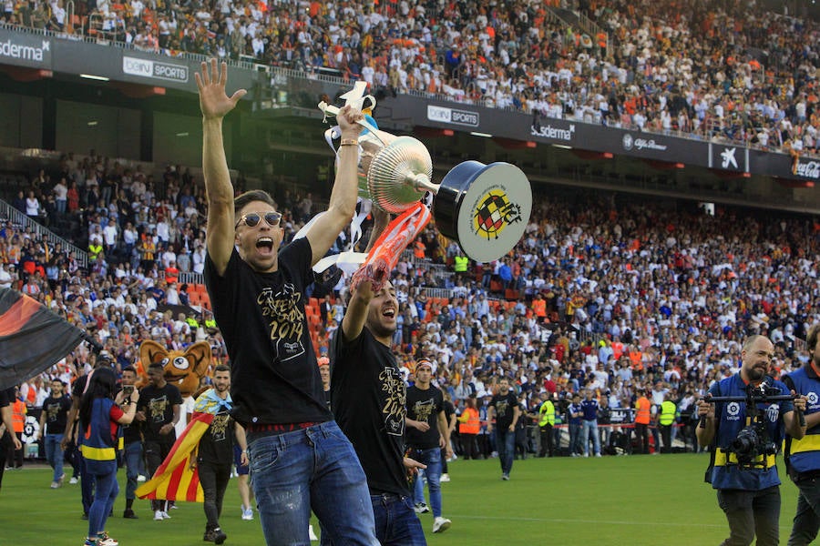 Así ha sido la llegada del avión al aeropuerto de Valencia y el recorrido del autobús descapotable hacia Mestalla con los jugadores y la Copa del Rey