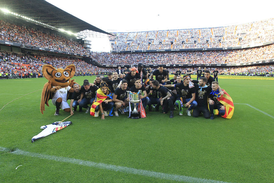 Así ha sido la llegada del avión al aeropuerto de Valencia y el recorrido del autobús descapotable hacia Mestalla con los jugadores y la Copa del Rey