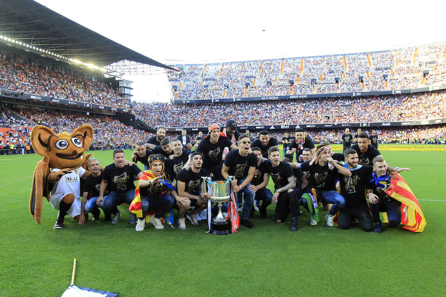 Así ha sido la llegada del avión al aeropuerto de Valencia y el recorrido del autobús descapotable hacia Mestalla con los jugadores y la Copa del Rey