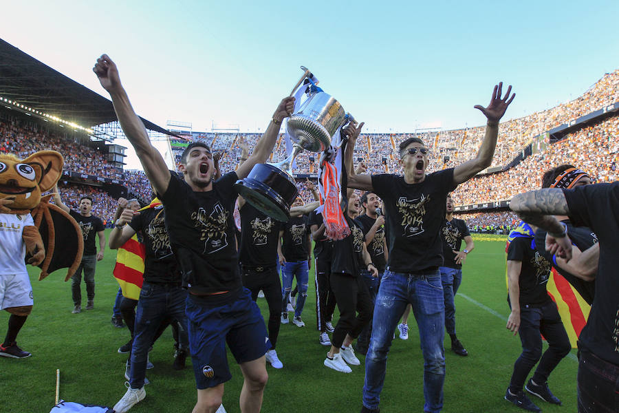 Así ha sido la llegada del avión al aeropuerto de Valencia y el recorrido del autobús descapotable hacia Mestalla con los jugadores y la Copa del Rey