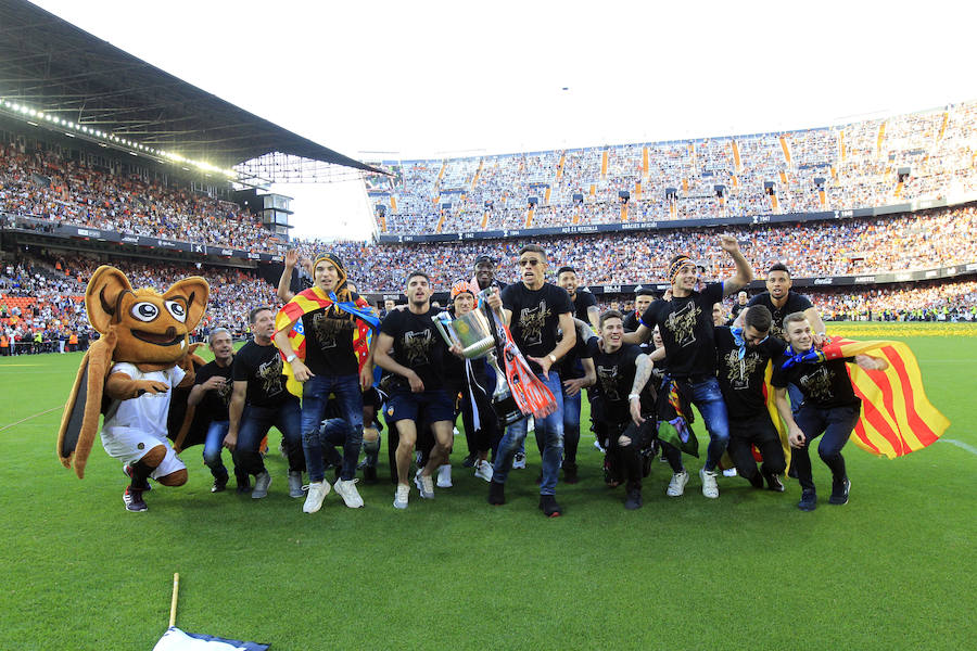 Así ha sido la llegada del avión al aeropuerto de Valencia y el recorrido del autobús descapotable hacia Mestalla con los jugadores y la Copa del Rey