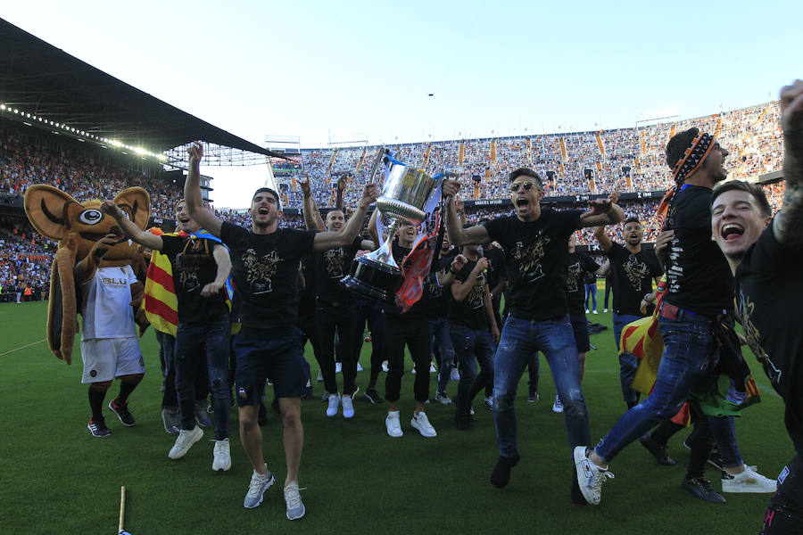 Así ha sido la llegada del avión al aeropuerto de Valencia y el recorrido del autobús descapotable hacia Mestalla con los jugadores y la Copa del Rey