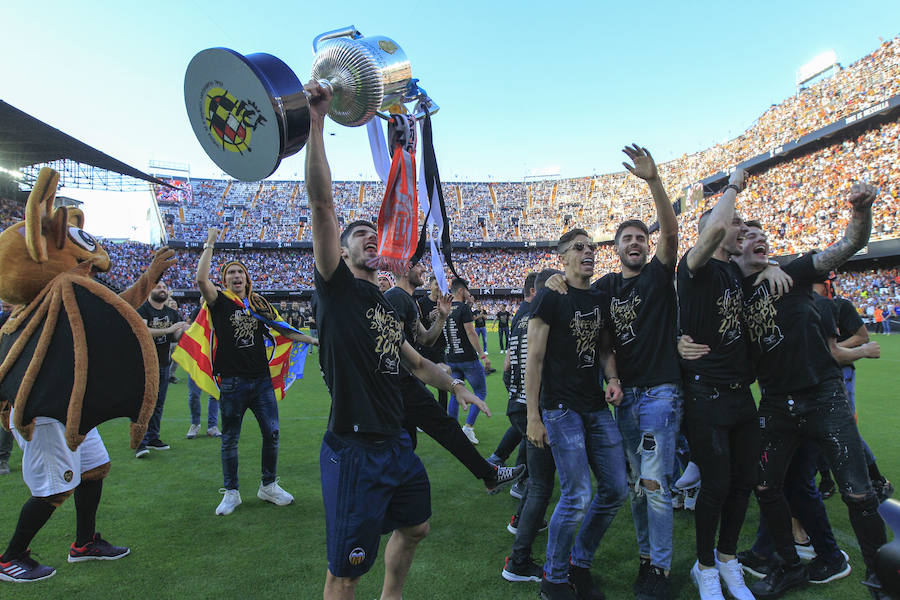 Así ha sido la llegada del avión al aeropuerto de Valencia y el recorrido del autobús descapotable hacia Mestalla con los jugadores y la Copa del Rey