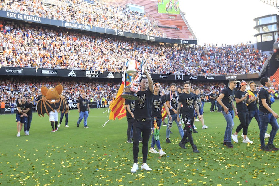 Así ha sido la llegada del avión al aeropuerto de Valencia y el recorrido del autobús descapotable hacia Mestalla con los jugadores y la Copa del Rey