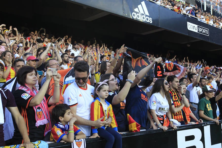 Así ha sido la llegada del avión al aeropuerto de Valencia y el recorrido del autobús descapotable hacia Mestalla con los jugadores y la Copa del Rey