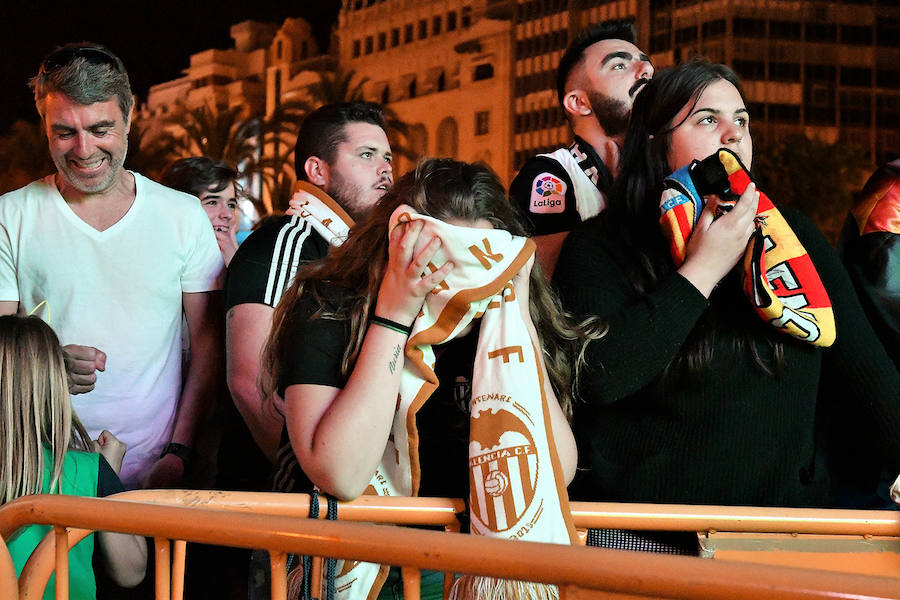 La afición del Valencia CF se concentra en la Plaza del Ayuntamiento y en la Fan Zone del antiguo cauce del Turia para vivir una final de Copa única en la ciudad.