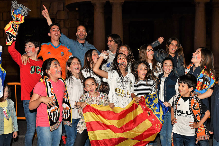 La afición del Valencia CF se concentra en la Plaza del Ayuntamiento y en la Fan Zone del antiguo cauce del Turia para vivir una final de Copa única en la ciudad.