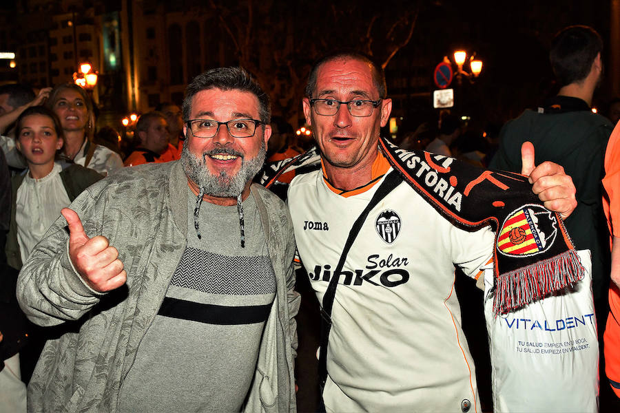 La afición del Valencia CF se concentra en la Plaza del Ayuntamiento y en la Fan Zone del antiguo cauce del Turia para vivir una final de Copa única en la ciudad.