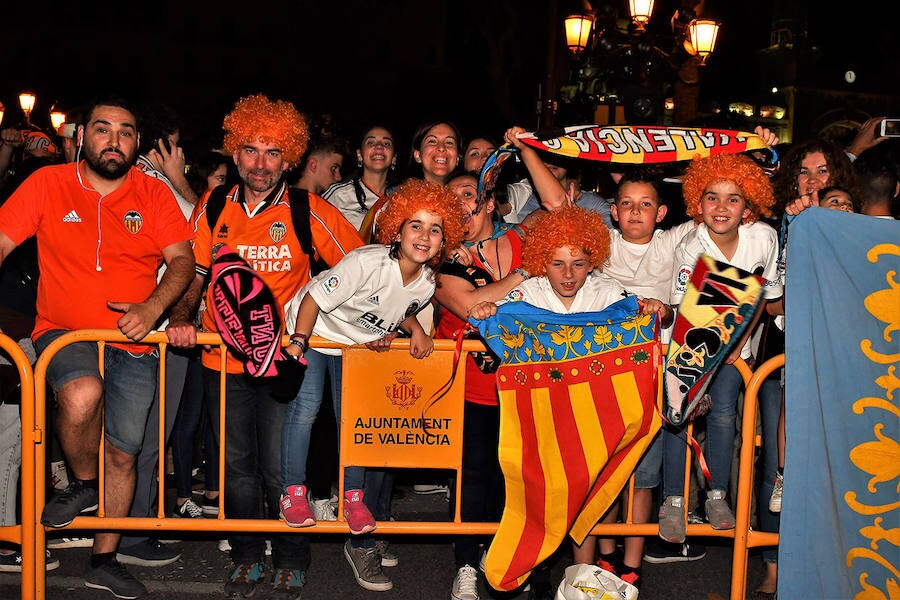 La afición del Valencia CF se concentra en la Plaza del Ayuntamiento y en la Fan Zone del antiguo cauce del Turia para vivir una final de Copa única en la ciudad.