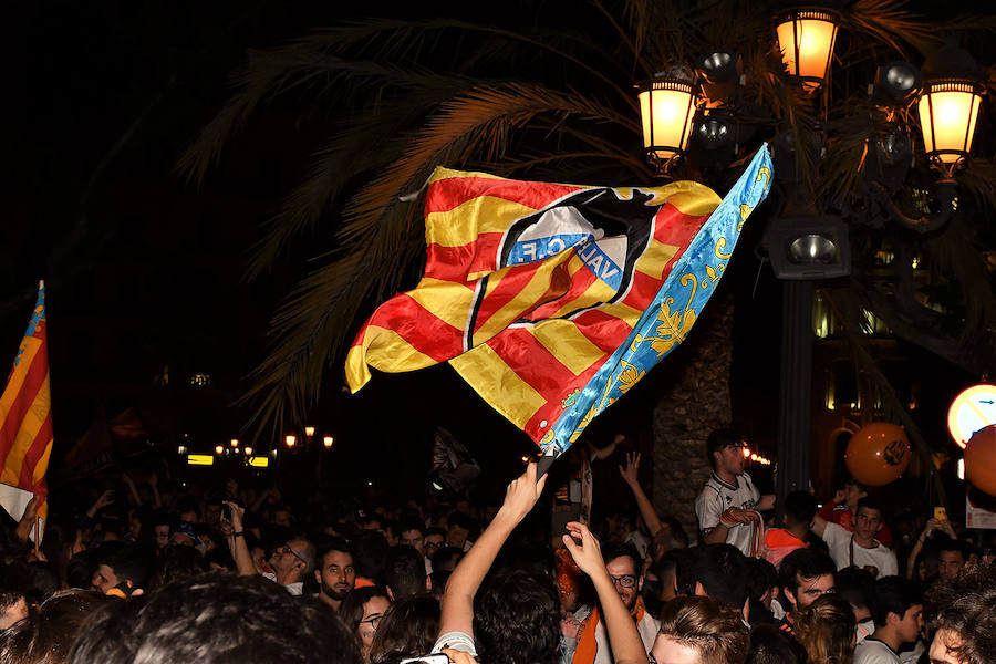 La afición del Valencia CF se concentra en la Plaza del Ayuntamiento y en la Fan Zone del antiguo cauce del Turia para vivir una final de Copa única en la ciudad.