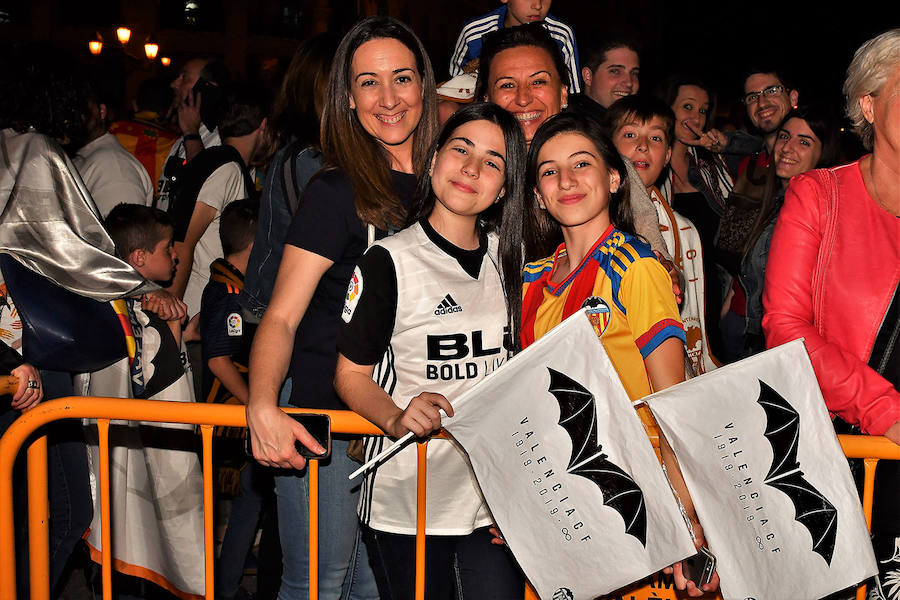 La afición del Valencia CF se concentra en la Plaza del Ayuntamiento y en la Fan Zone del antiguo cauce del Turia para vivir una final de Copa única en la ciudad.