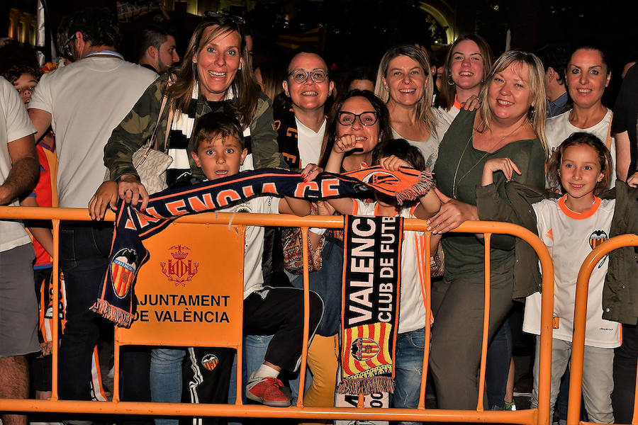 La afición del Valencia CF se concentra en la Plaza del Ayuntamiento y en la Fan Zone del antiguo cauce del Turia para vivir una final de Copa única en la ciudad.