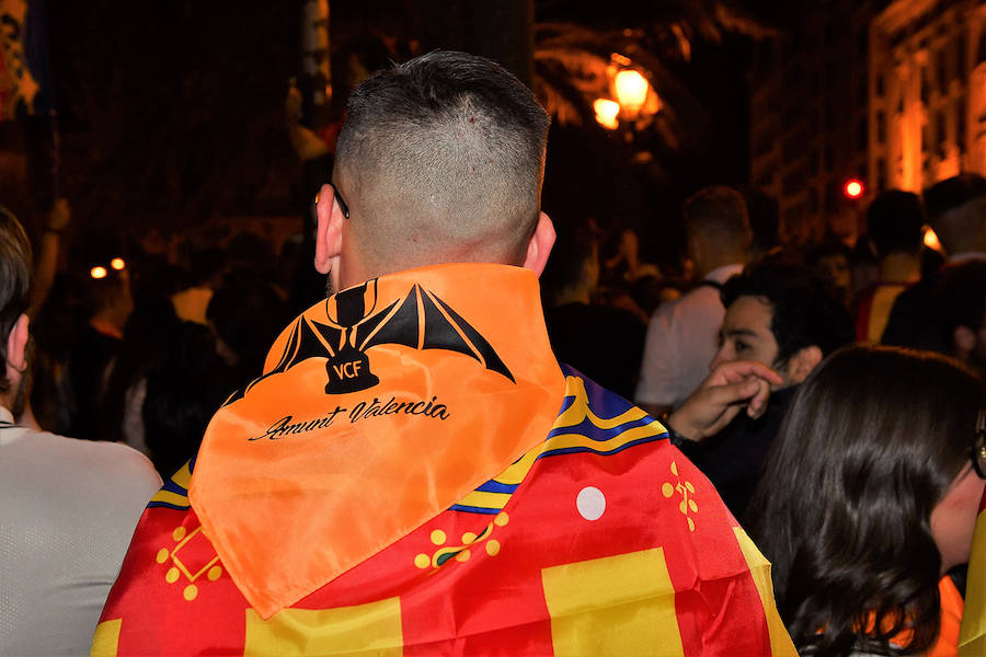 La afición del Valencia CF se concentra en la Plaza del Ayuntamiento y en la Fan Zone del antiguo cauce del Turia para vivir una final de Copa única en la ciudad.