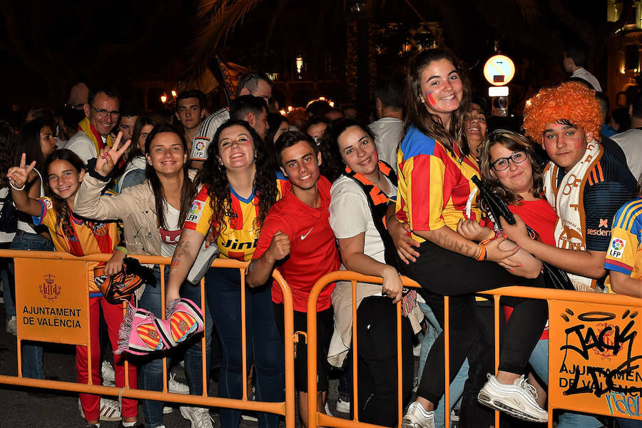 La afición del Valencia CF se concentra en la Plaza del Ayuntamiento y en la Fan Zone del antiguo cauce del Turia para vivir una final de Copa única en la ciudad.