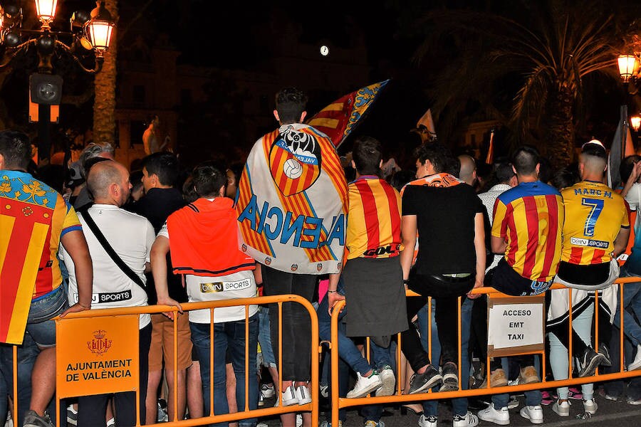 La afición del Valencia CF se concentra en la Plaza del Ayuntamiento y en la Fan Zone del antiguo cauce del Turia para vivir una final de Copa única en la ciudad.