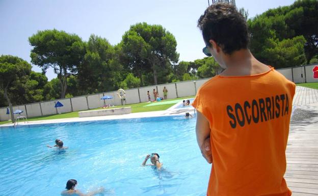 Un socorrista vigila en una piscina.