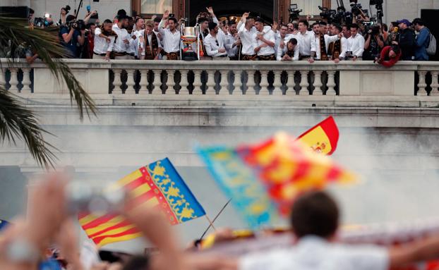 Los jugadores del Valencia, en el balcón del Ayuntamiento.