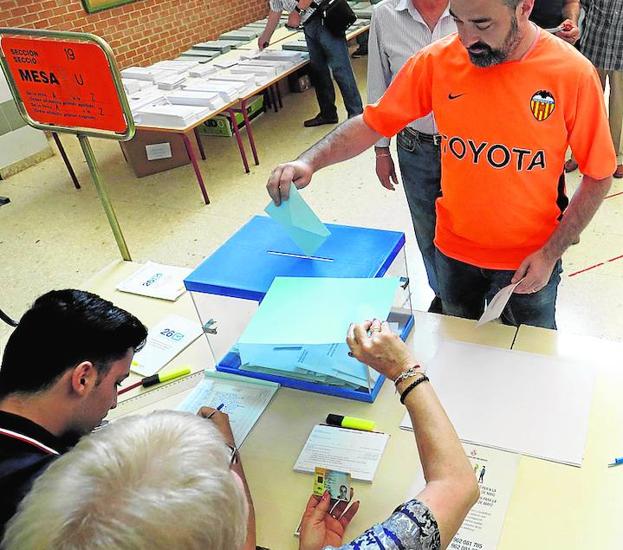 Una mesa electoral en las elecciones del domingo.