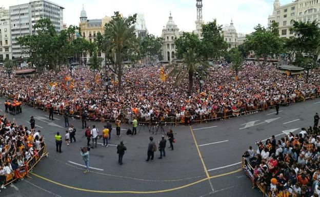 La afición celebra la victoria del club en la plaza del Ayuntamiento.