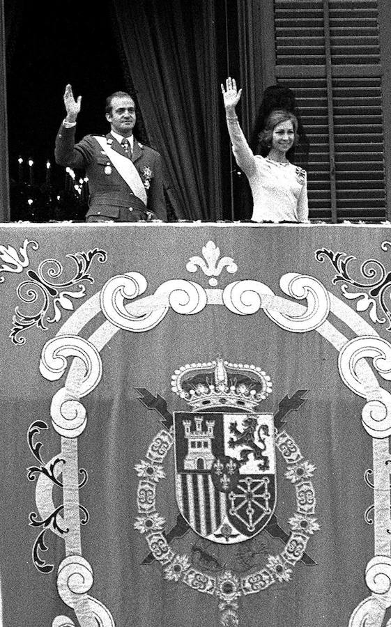 El rey Juan Carlos ha decidido abandonar su actividad pública casi 44 años después de su proclamación el 22 de noviembre de 1975 y a los 5 años de abdicar la Corona en su hijo, Felipe VI. Protagonista de uno de los reinados más largo de la historia (casi 39 años) don Juan Carlos nació en Roma el 5 de enero de 1938. Primer hijo varón de don Juan de Borbón y Battenberg y de doña María de las Mercedes de Borbón y Orleáns, a los tres años se convirtió en heredero de la Casa Real española al abdicar su abuelo, Alfonso XIII, en su padre.