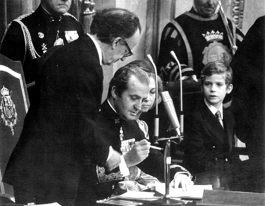 El rey Juan Carlos ha decidido abandonar su actividad pública casi 44 años después de su proclamación el 22 de noviembre de 1975 y a los 5 años de abdicar la Corona en su hijo, Felipe VI. Protagonista de uno de los reinados más largo de la historia (casi 39 años) don Juan Carlos nació en Roma el 5 de enero de 1938. Primer hijo varón de don Juan de Borbón y Battenberg y de doña María de las Mercedes de Borbón y Orleáns, a los tres años se convirtió en heredero de la Casa Real española al abdicar su abuelo, Alfonso XIII, en su padre.