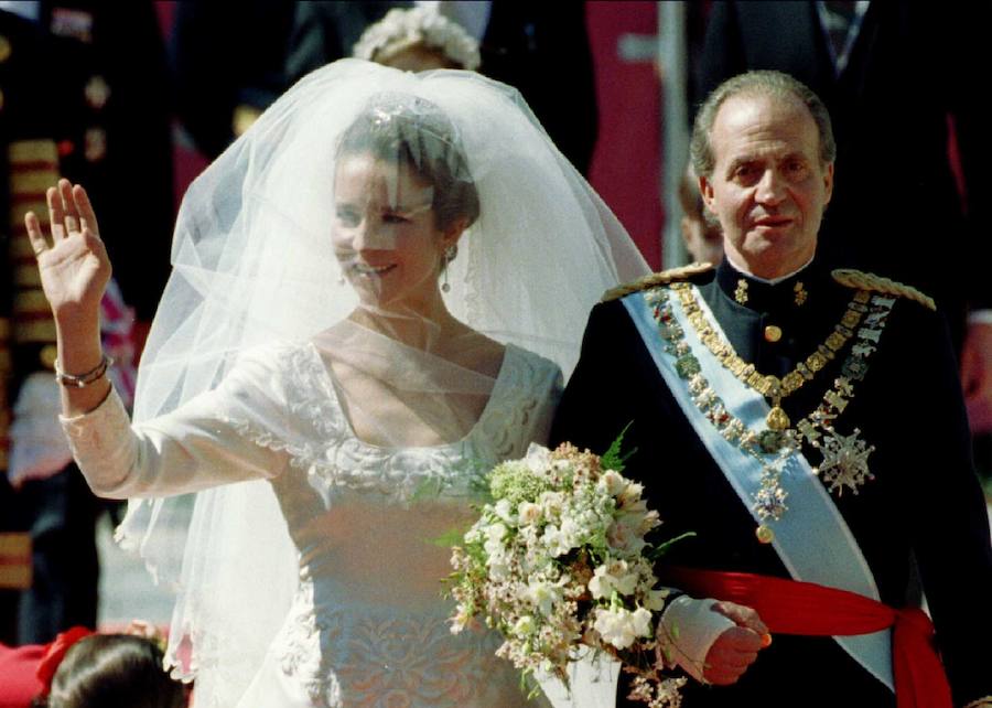 El rey Juan Carlos ha decidido abandonar su actividad pública casi 44 años después de su proclamación el 22 de noviembre de 1975 y a los 5 años de abdicar la Corona en su hijo, Felipe VI. Protagonista de uno de los reinados más largo de la historia (casi 39 años) don Juan Carlos nació en Roma el 5 de enero de 1938. Primer hijo varón de don Juan de Borbón y Battenberg y de doña María de las Mercedes de Borbón y Orleáns, a los tres años se convirtió en heredero de la Casa Real española al abdicar su abuelo, Alfonso XIII, en su padre.