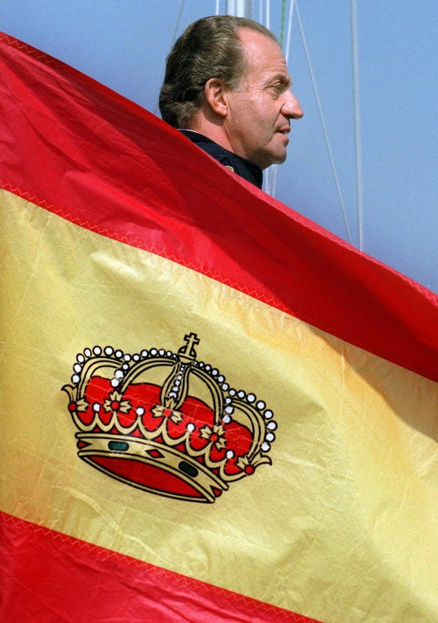 El rey Juan Carlos ha decidido abandonar su actividad pública casi 44 años después de su proclamación el 22 de noviembre de 1975 y a los 5 años de abdicar la Corona en su hijo, Felipe VI. Protagonista de uno de los reinados más largo de la historia (casi 39 años) don Juan Carlos nació en Roma el 5 de enero de 1938. Primer hijo varón de don Juan de Borbón y Battenberg y de doña María de las Mercedes de Borbón y Orleáns, a los tres años se convirtió en heredero de la Casa Real española al abdicar su abuelo, Alfonso XIII, en su padre.