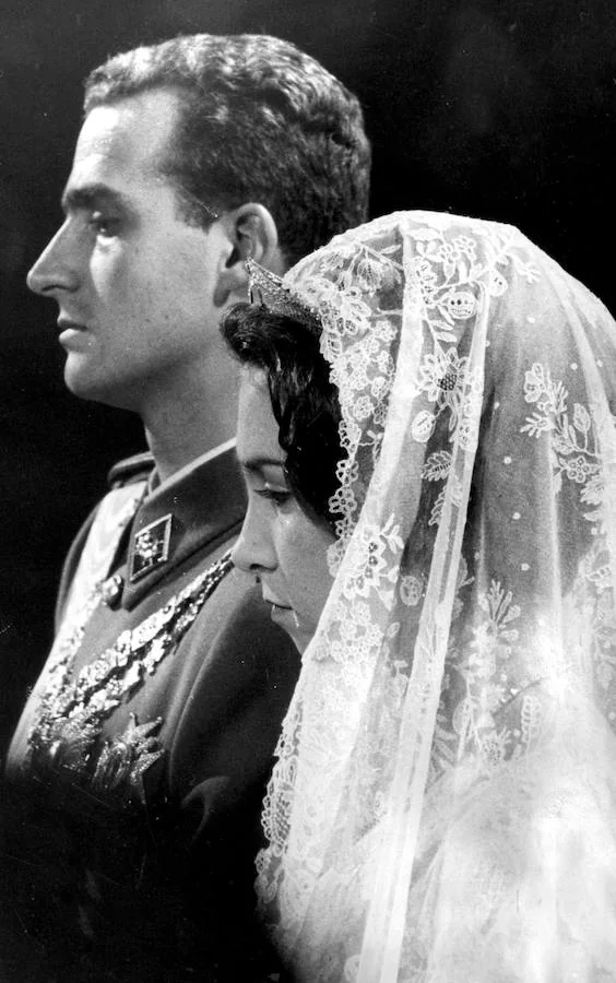 El rey Juan Carlos ha decidido abandonar su actividad pública casi 44 años después de su proclamación el 22 de noviembre de 1975 y a los 5 años de abdicar la Corona en su hijo, Felipe VI. Protagonista de uno de los reinados más largo de la historia (casi 39 años) don Juan Carlos nació en Roma el 5 de enero de 1938. Primer hijo varón de don Juan de Borbón y Battenberg y de doña María de las Mercedes de Borbón y Orleáns, a los tres años se convirtió en heredero de la Casa Real española al abdicar su abuelo, Alfonso XIII, en su padre.