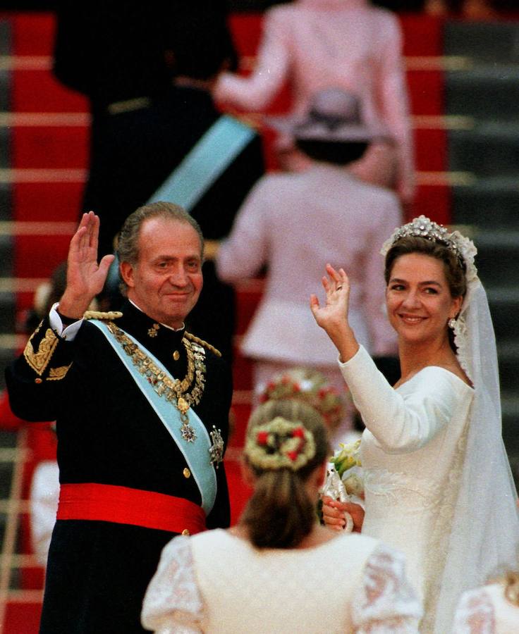 El rey Juan Carlos ha decidido abandonar su actividad pública casi 44 años después de su proclamación el 22 de noviembre de 1975 y a los 5 años de abdicar la Corona en su hijo, Felipe VI. Protagonista de uno de los reinados más largo de la historia (casi 39 años) don Juan Carlos nació en Roma el 5 de enero de 1938. Primer hijo varón de don Juan de Borbón y Battenberg y de doña María de las Mercedes de Borbón y Orleáns, a los tres años se convirtió en heredero de la Casa Real española al abdicar su abuelo, Alfonso XIII, en su padre.