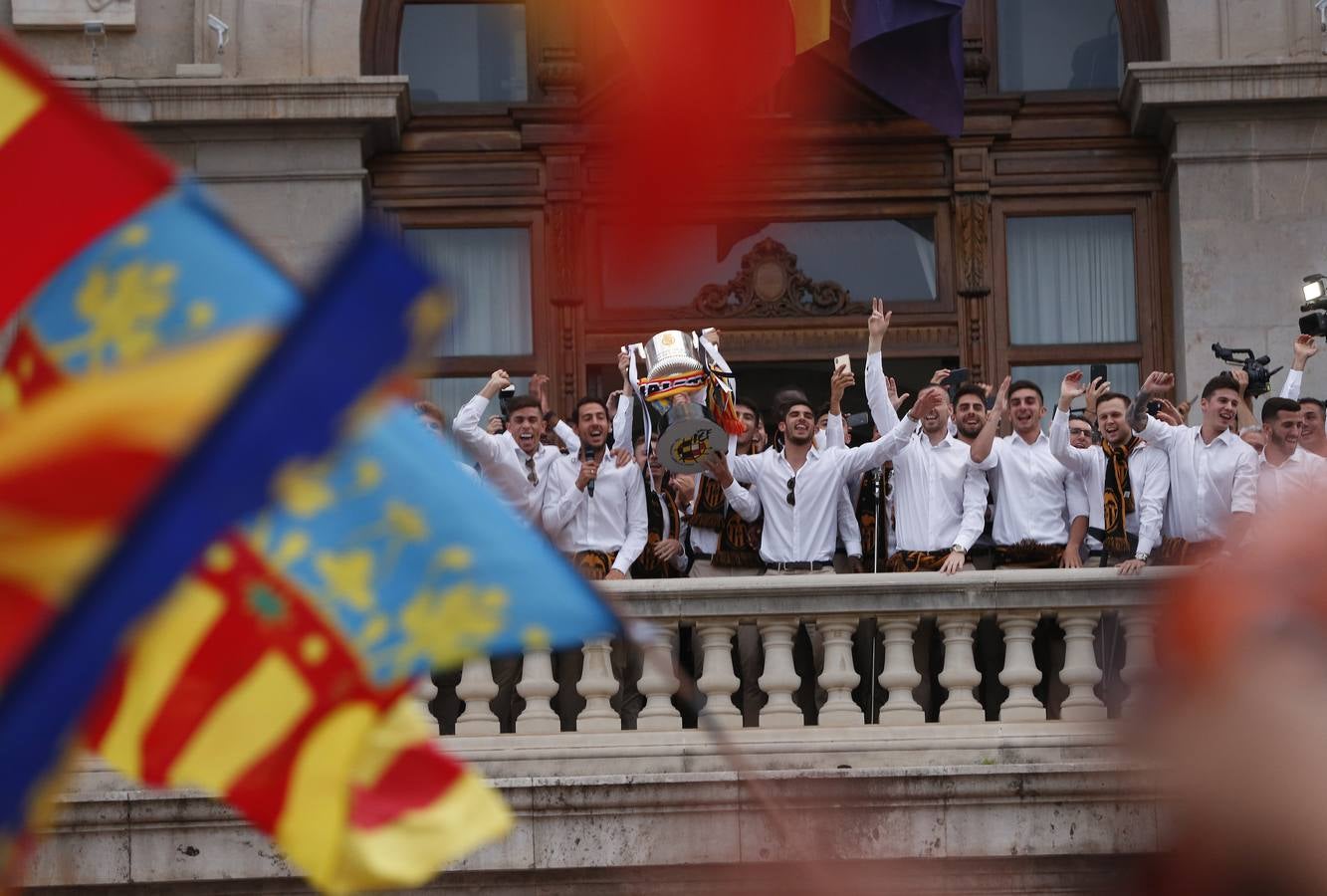 Jugadores, técnicos y directivos del Valencia CF han ofrecido el trofeo de la octava Copa del Rey a la Mare de Déu dels Desamparats, la Geperudeta, en la Basílica de la Virgen. Tras este acto se han dirigido al Palau de la Generalitat, donde les ha recibido Ximo Puig y al Ayuntamiento, donde les esperaba Joan Ribó. 