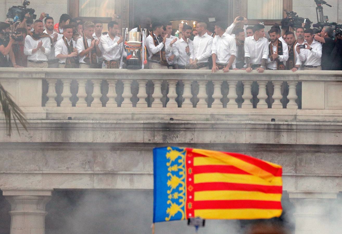 Jugadores, técnicos y directivos del Valencia CF han ofrecido el trofeo de la octava Copa del Rey a la Mare de Déu dels Desamparats, la Geperudeta, en la Basílica de la Virgen. Tras este acto se han dirigido al Palau de la Generalitat, donde les ha recibido Ximo Puig y al Ayuntamiento, donde les esperaba Joan Ribó. 