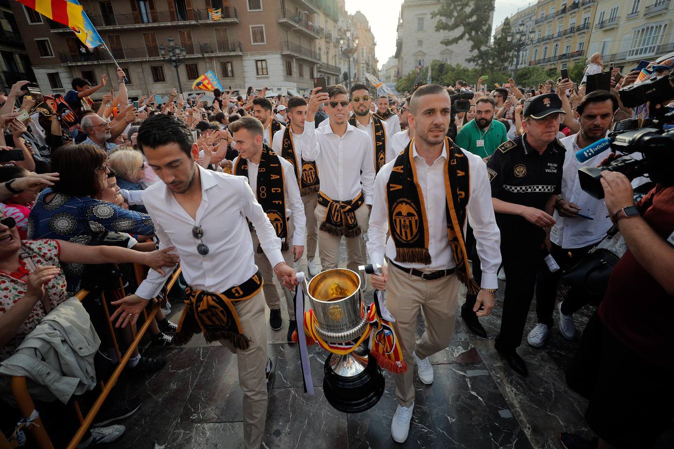 Jugadores, técnicos y directivos del Valencia CF han ofrecido el trofeo de la octava Copa del Rey a la Mare de Déu dels Desamparats, la Geperudeta, en la Basílica de la Virgen. Tras este acto se han dirigido al Palau de la Generalitat, donde les ha recibido Ximo Puig.