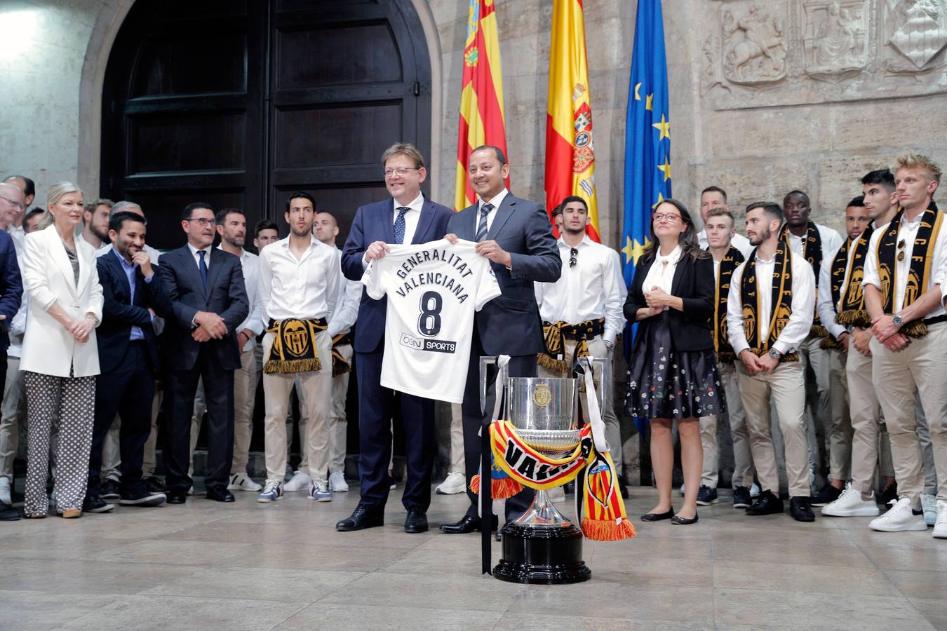 Jugadores, técnicos y directivos del Valencia CF han ofrecido el trofeo de la octava Copa del Rey a la Mare de Déu dels Desamparats, la Geperudeta, en la Basílica de la Virgen. Tras este acto se han dirigido al Palau de la Generalitat, donde les ha recibido Ximo Puig.