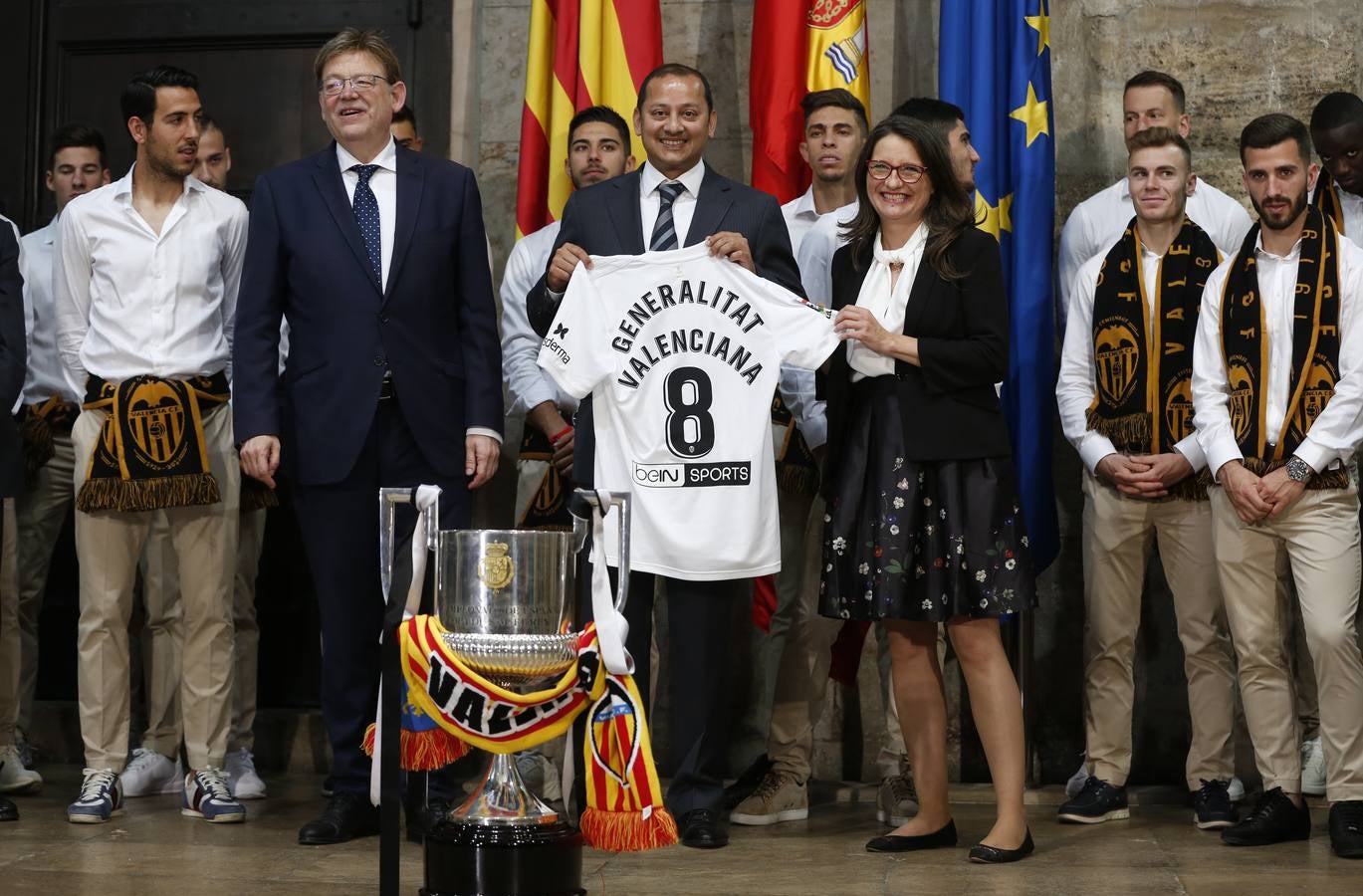 Jugadores, técnicos y directivos del Valencia CF han ofrecido el trofeo de la octava Copa del Rey a la Mare de Déu dels Desamparats, la Geperudeta, en la Basílica de la Virgen. Tras este acto se han dirigido al Palau de la Generalitat, donde les ha recibido Ximo Puig y al Ayuntamiento, donde les esperaba Joan Ribó. 