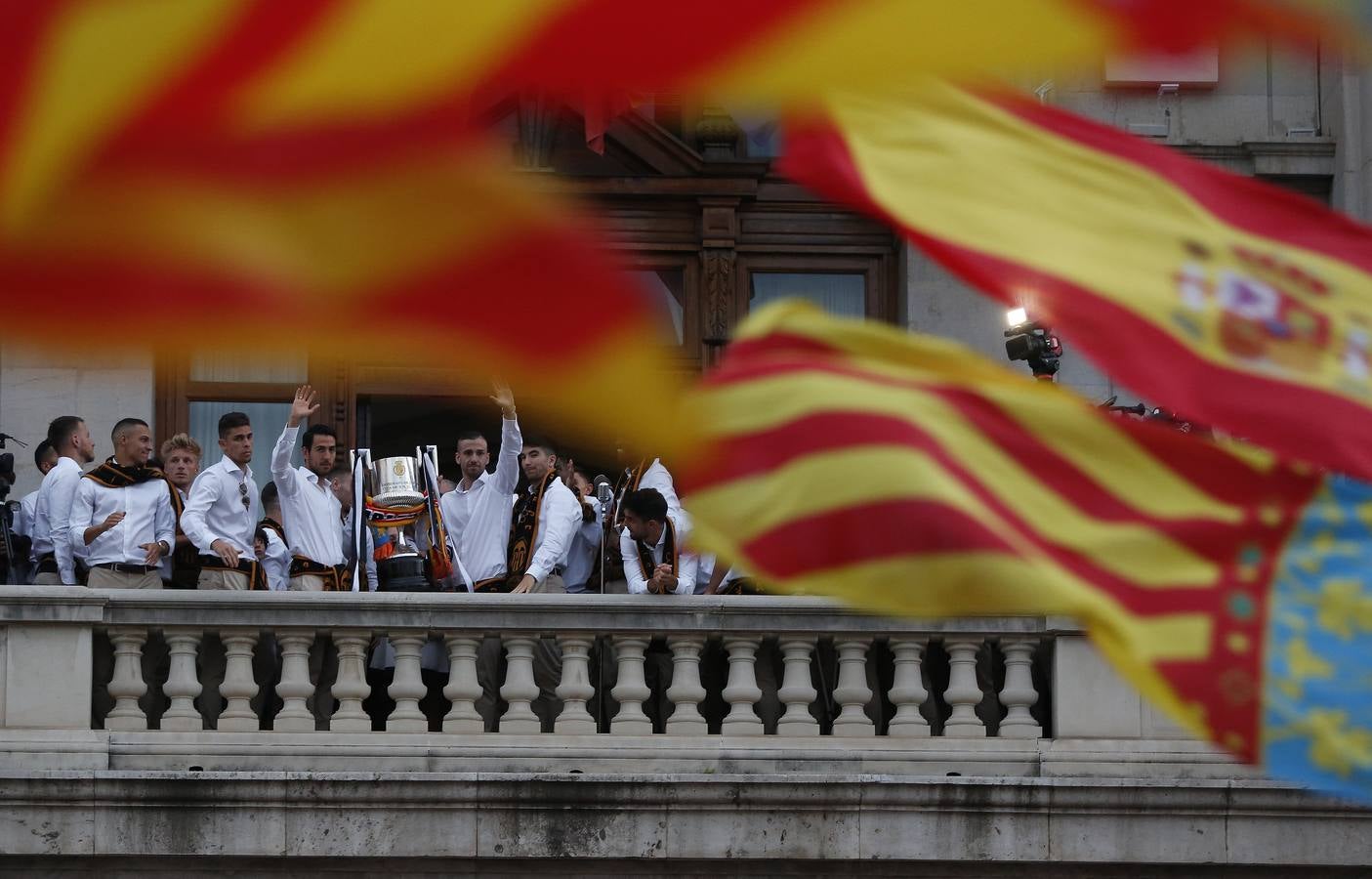 Jugadores, técnicos y directivos del Valencia CF han ofrecido el trofeo de la octava Copa del Rey a la Mare de Déu dels Desamparats, la Geperudeta, en la Basílica de la Virgen. Tras este acto se han dirigido al Palau de la Generalitat, donde les ha recibido Ximo Puig y al Ayuntamiento, donde les esperaba Joan Ribó. 