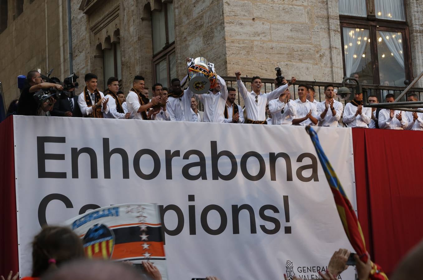 Jugadores, técnicos y directivos del Valencia CF han ofrecido el trofeo de la octava Copa del Rey a la Mare de Déu dels Desamparats, la Geperudeta, en la Basílica de la Virgen. Tras este acto se han dirigido al Palau de la Generalitat, donde les ha recibido Ximo Puig y al Ayuntamiento, donde les esperaba Joan Ribó. 