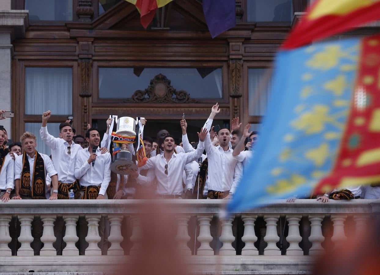 Jugadores, técnicos y directivos del Valencia CF han ofrecido el trofeo de la octava Copa del Rey a la Mare de Déu dels Desamparats, la Geperudeta, en la Basílica de la Virgen. Tras este acto se han dirigido al Palau de la Generalitat, donde les ha recibido Ximo Puig y al Ayuntamiento, donde les esperaba Joan Ribó. 