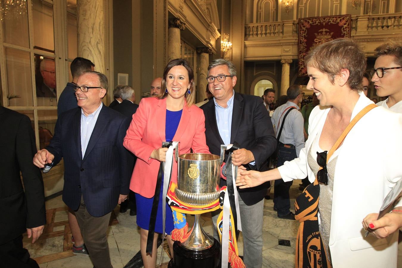 Jugadores, técnicos y directivos del Valencia CF han ofrecido el trofeo de la octava Copa del Rey a la Mare de Déu dels Desamparats, la Geperudeta, en la Basílica de la Virgen. Tras este acto se han dirigido al Palau de la Generalitat, donde les ha recibido Ximo Puig y al Ayuntamiento, donde les esperaba Joan Ribó. 