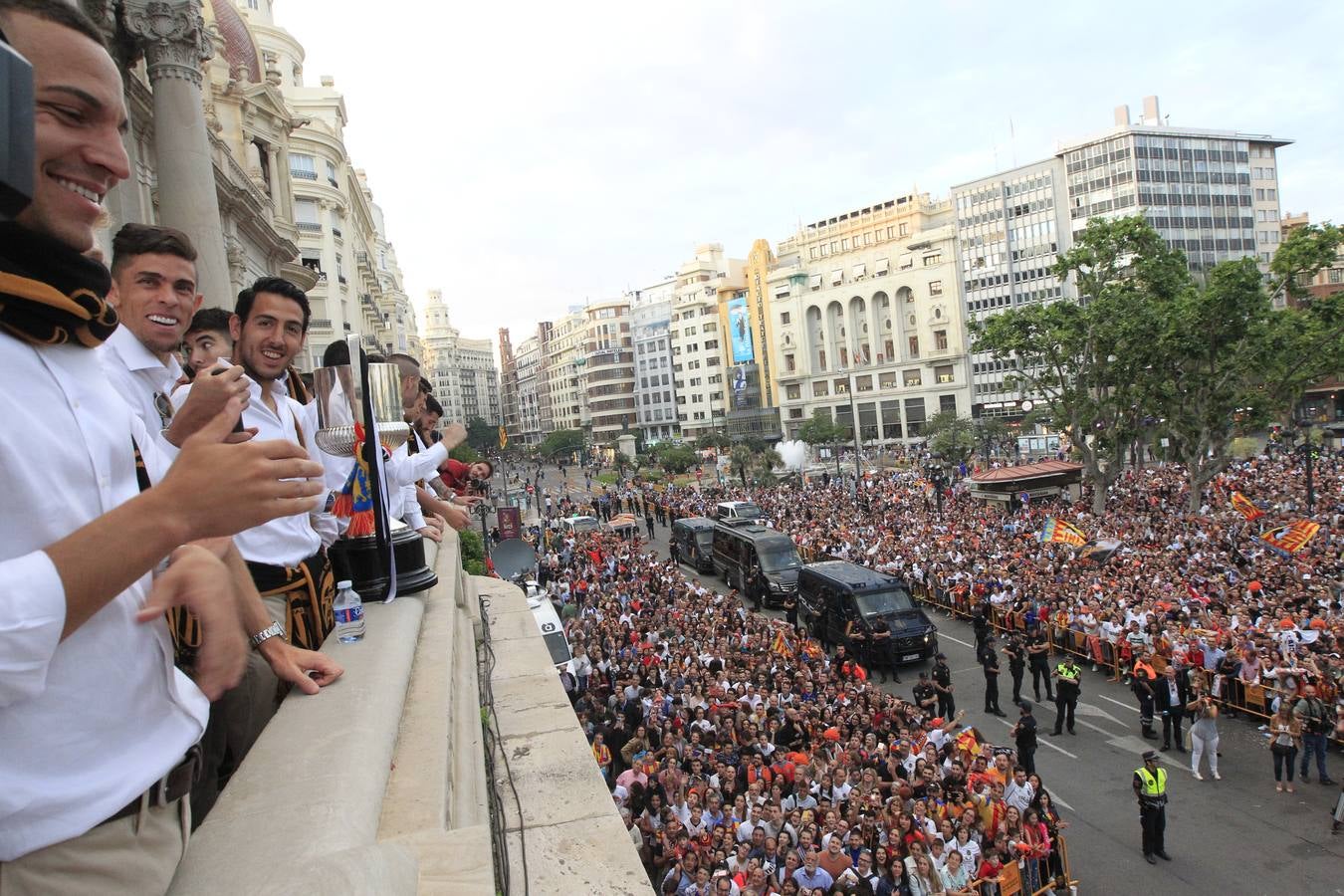 Jugadores, técnicos y directivos del Valencia CF han ofrecido el trofeo de la octava Copa del Rey a la Mare de Déu dels Desamparats, la Geperudeta, en la Basílica de la Virgen. Tras este acto se han dirigido al Palau de la Generalitat, donde les ha recibido Ximo Puig y al Ayuntamiento, donde les esperaba Joan Ribó. 