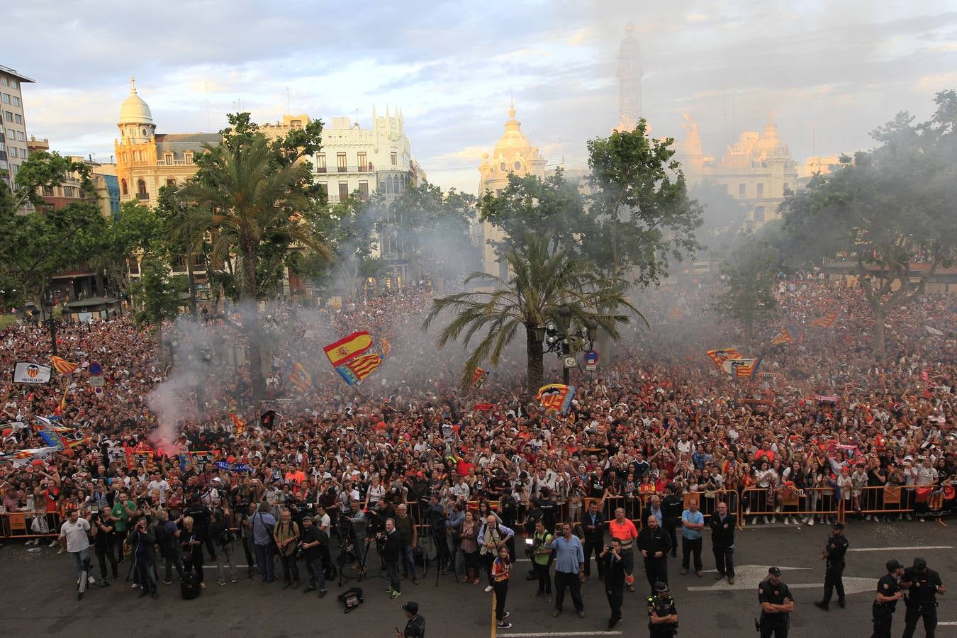 Jugadores, técnicos y directivos del Valencia CF han ofrecido el trofeo de la octava Copa del Rey a la Mare de Déu dels Desamparats, la Geperudeta, en la Basílica de la Virgen. Tras este acto se han dirigido al Palau de la Generalitat, donde les ha recibido Ximo Puig y al Ayuntamiento, donde les esperaba Joan Ribó. 